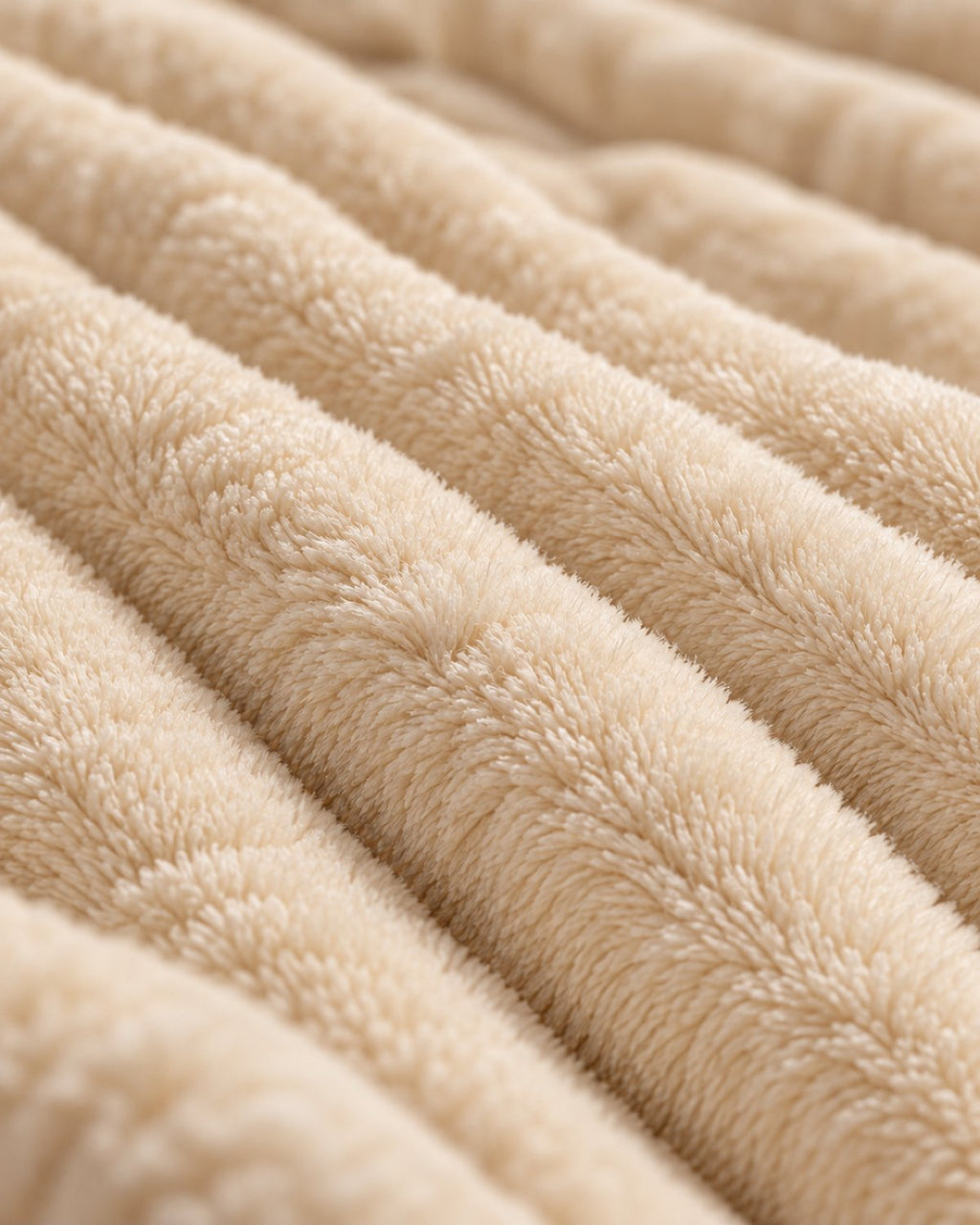Plaid polaire côtelé Douillette, coloris beige sable, gros plan sur la maille côtelée