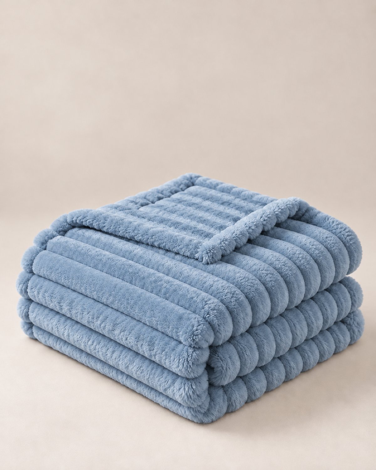 Plaid polaire côtelé Douillette, coloris bleu brume, plié