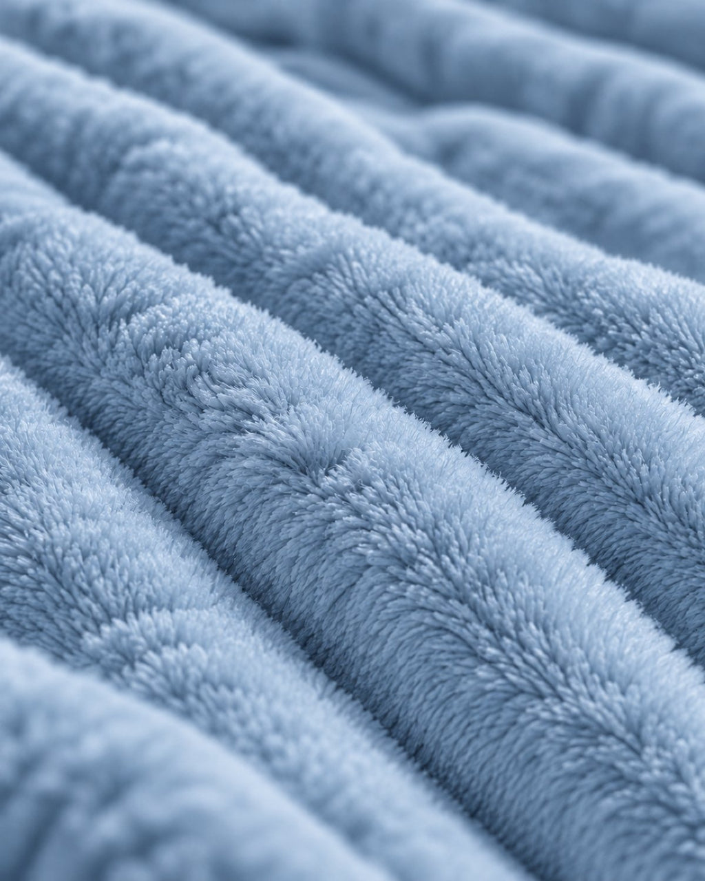 Plaid polaire côtelé Douillette, coloris bleu brume, gros plan sur la maille côtelée