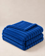 Plaid polaire côtelé Douillette, coloris bleu roi, plié