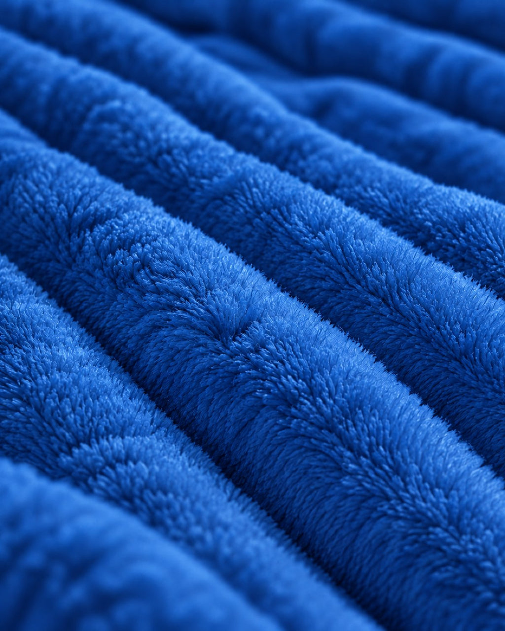 Plaid polaire côtelé Douillette, coloris bleu roi, gros plan sur la maille côtelée