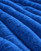 Plaid polaire côtelé Douillette, coloris bleu roi, gros plan sur la maille côtelée