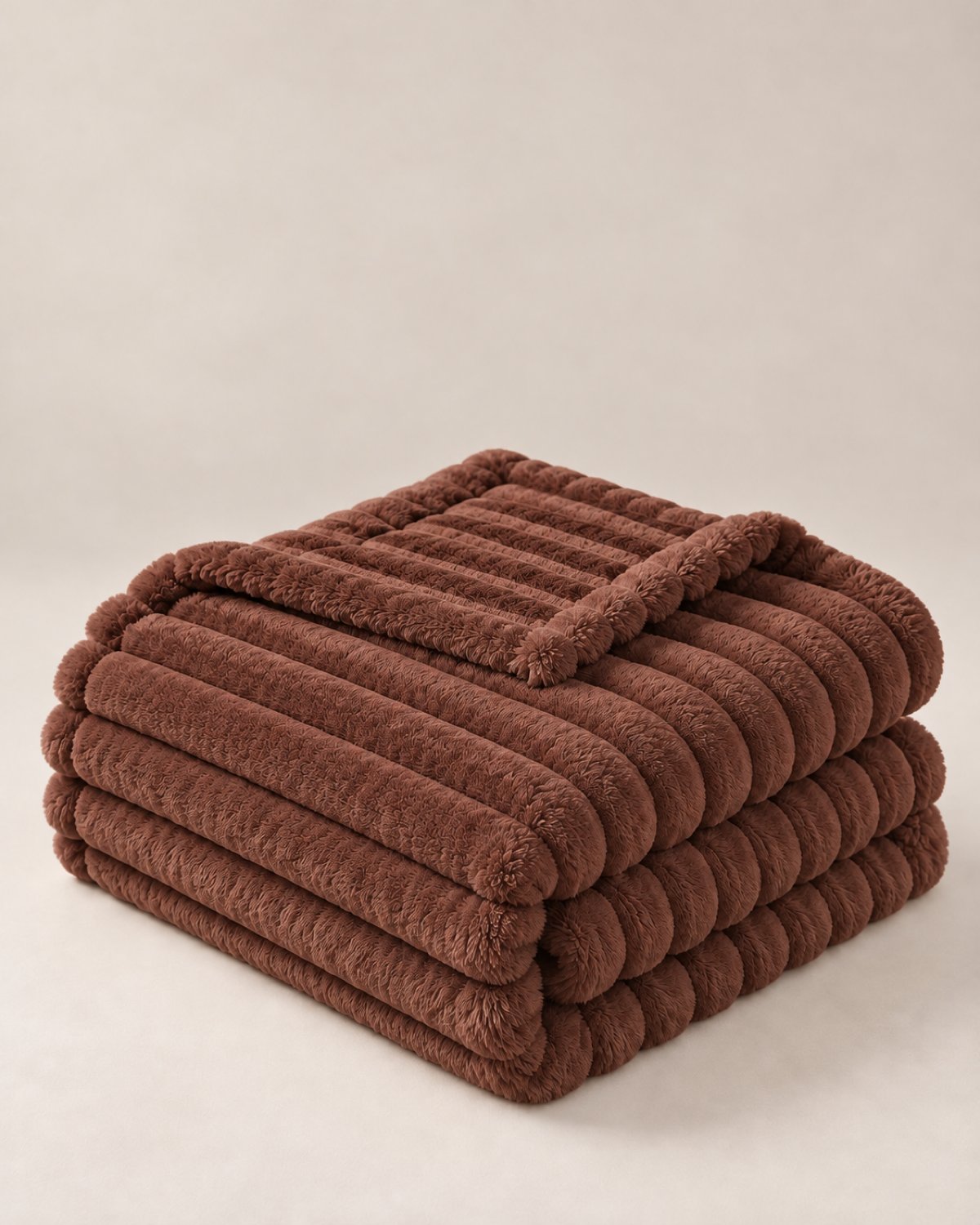 Plaid polaire côtelé Douillette, coloris chocolat, plié