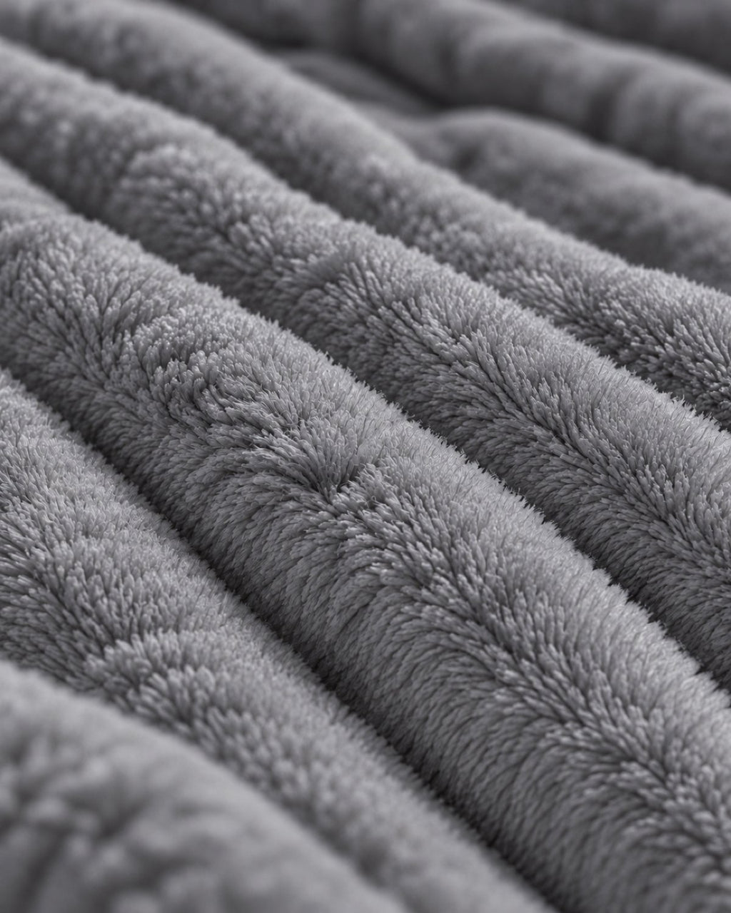 Plaid polaire côtelé Douillette, coloris gris anthracite, gros plan sur la maille côtelée
