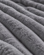 Plaid polaire côtelé Douillette, coloris gris anthracite, gros plan sur la maille côtelée