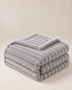 Plaid polaire côtelé Douillette, coloris gris perle, plié