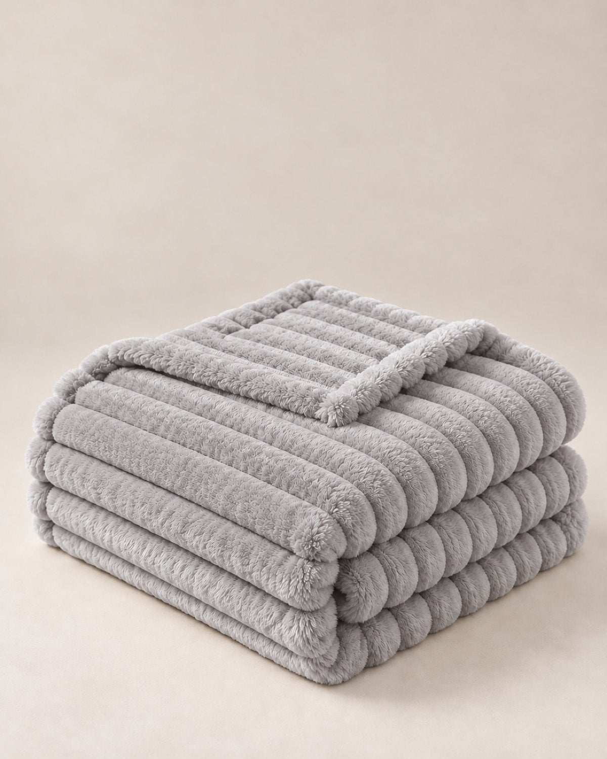 Plaid polaire côtelé Douillette, coloris gris perle, plié