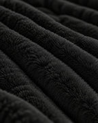 Plaid polaire côtelé Douillette, coloris noir, gros plan sur la maille côtelée