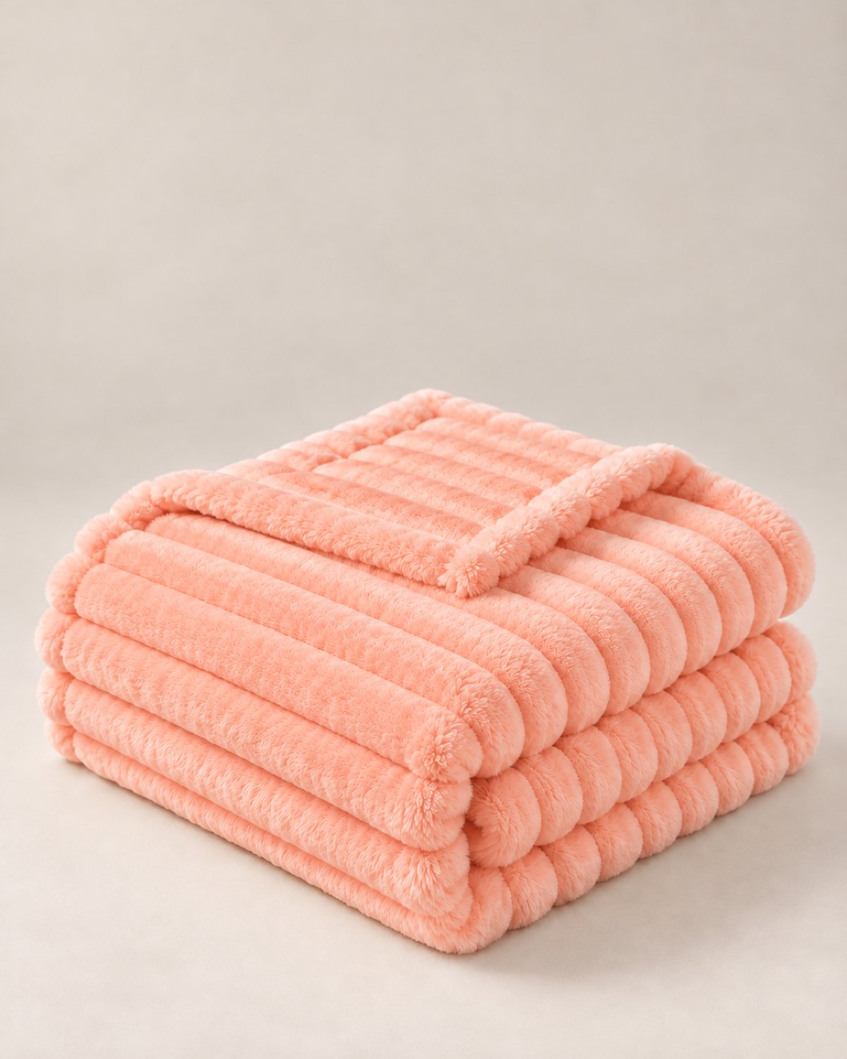 Plaid polaire côtelé Douillette, coloris pêche, plié