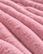 Plaid polaire côtelé Douillette, coloris rose poudré, gros plan sur la maille côtelée