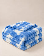 Plaid polaire côtelé Douillette, coloris tie-dye bleu ciel, plié