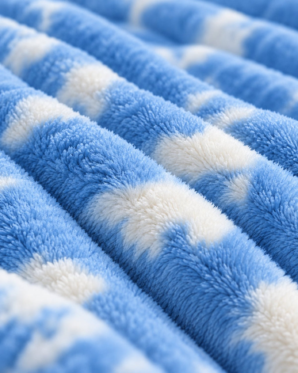 Plaid polaire côtelé Douillette, coloris tie-dye bleu ciel, gros plan sur la maille côtelée