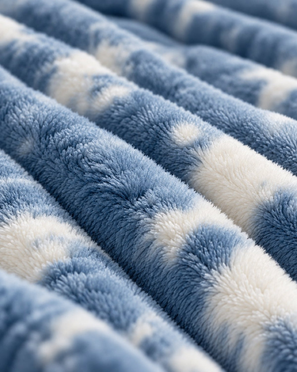 Plaid polaire côtelé Douillette, coloris tie-dye bleu denim, gros plan sur la maille côtelée