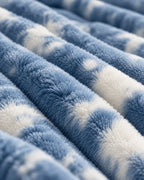 Plaid polaire côtelé Douillette, coloris tie-dye bleu denim, gros plan sur la maille côtelée
