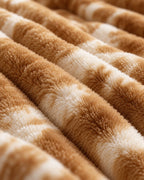 Plaid polaire côtelé Douillette, coloris tie-dye caramel, gros plan sur la maille côtelée