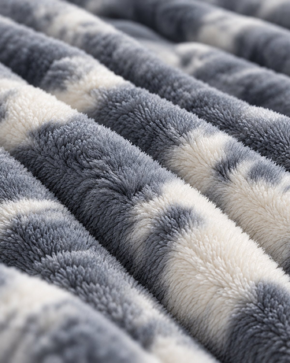 Plaid polaire côtelé Douillette, coloris tie-dye gris, gros plan sur la maille côtelée