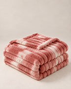 Plaid polaire côtelé Douillette, coloris tie-dye rose terracotta, plié