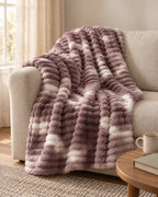 Plaid polaire côtelé Douillette, coloris tie-dye taupe, sur un canapé