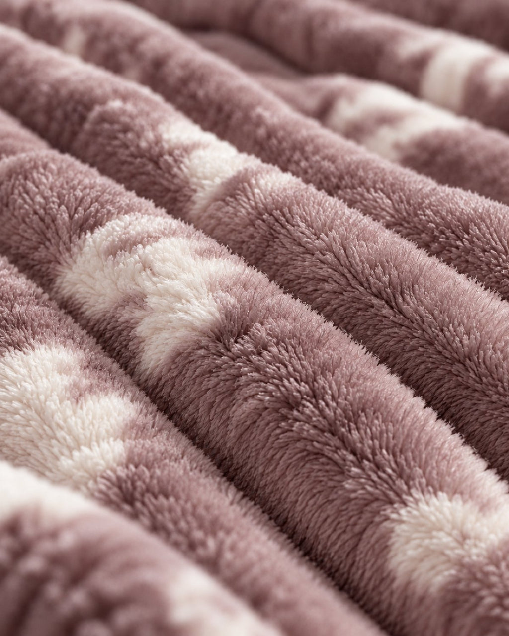 Plaid polaire côtelé Douillette, coloris tie-dye taupe, gros plan sur la maille côtelée