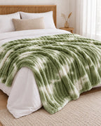 Plaid polaire côtelé Douillette, coloris tie-dye vert, sur un lit, chambre en bois