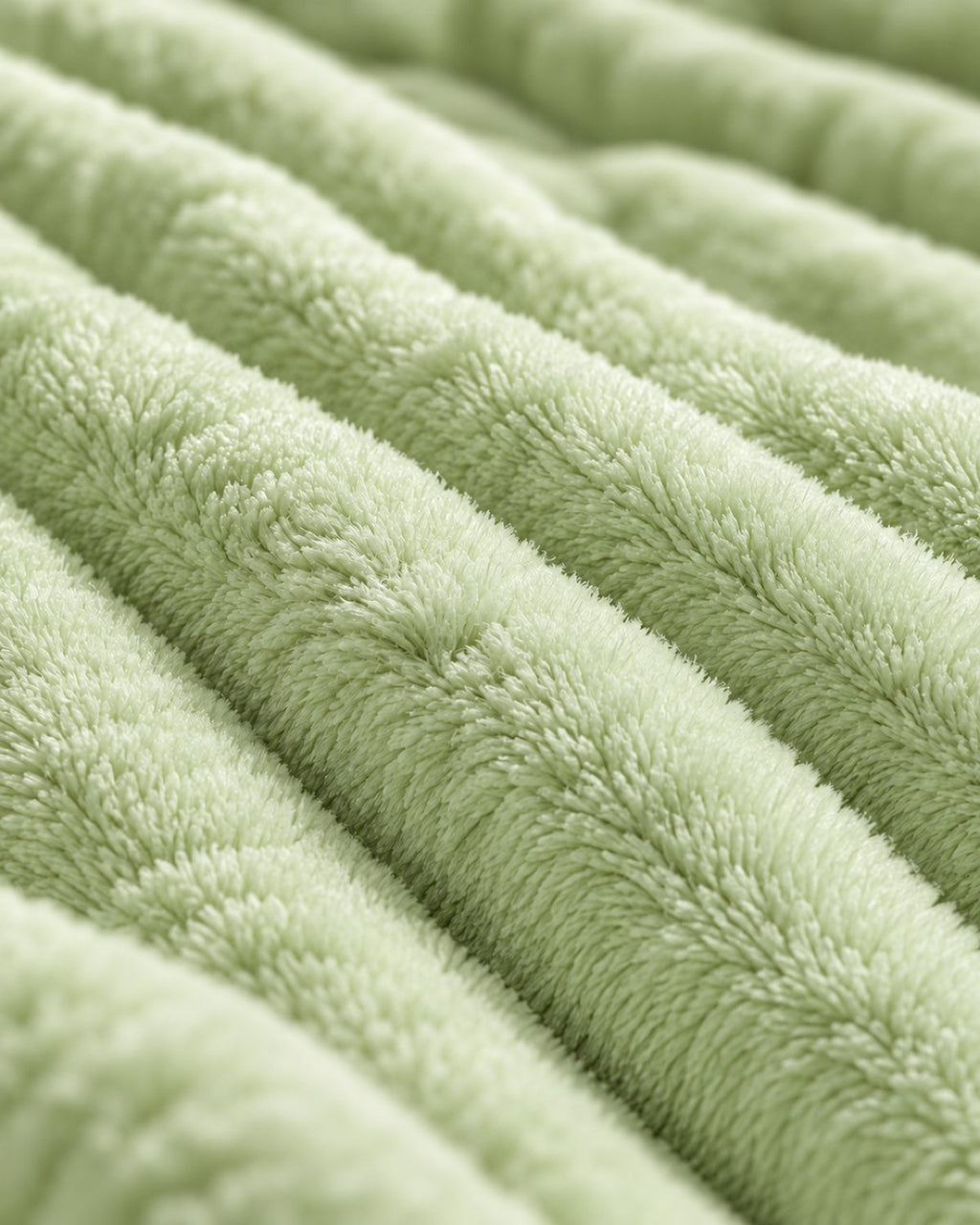 Plaid polaire côtelé Douillette, coloris vert sauge, gros plan sur la maille côtelée