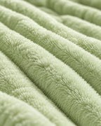 Plaid polaire côtelé Douillette, coloris vert sauge, gros plan sur la maille côtelée